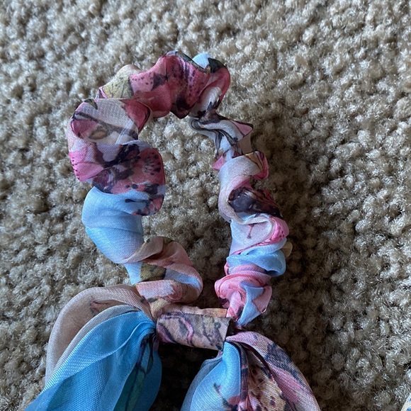 Pastel and floral hair-ties - Picture 4 of 4